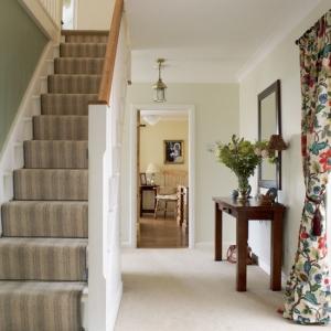 Como escolher o design do corredor em uma casa particular?