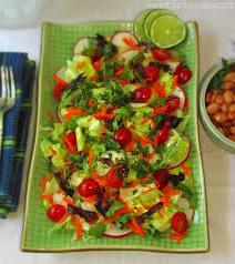 Saladas claras para uma mesa festiva: várias receitas