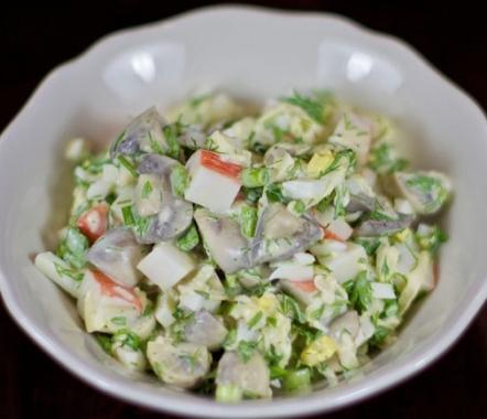 Salada cerimonial e clássica de palitos de caranguejo: duas opções de culinária diferentes
