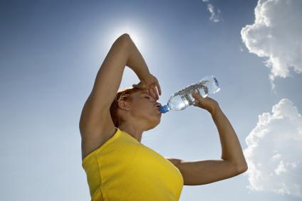 Quantas calorias estão na água e como beber água adequadamente