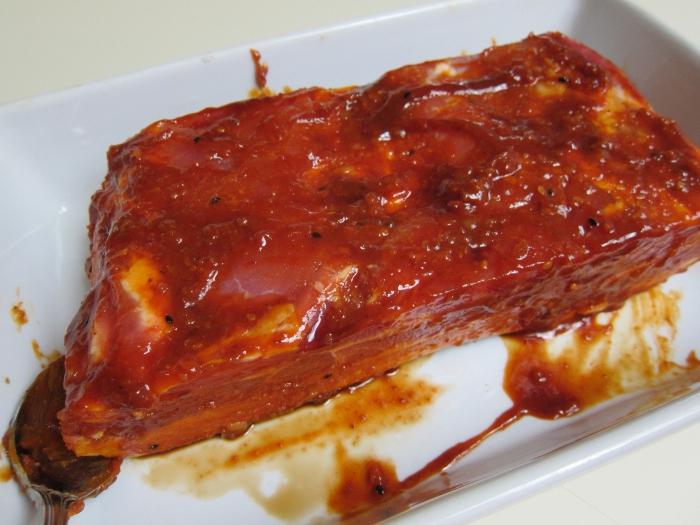 Carne de porco deliciosa na marinada no forno: uma receita para cozinhar e várias opções de decapagem