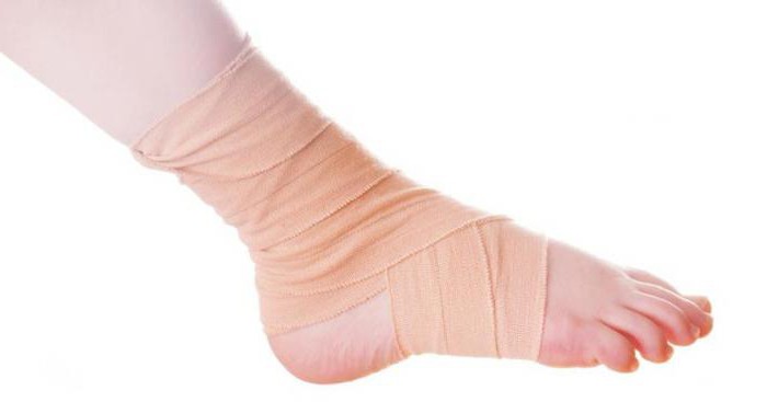 A articulação do tornozelo incha e dói: como tratar? Causas de dor no tornozelo